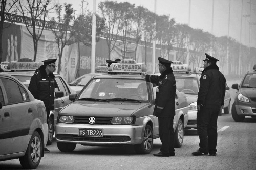 信阳市运管局执勤人员正在维持出租车秩序