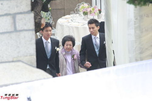 郭晶晶霍启刚大婚，霍启山（左）霍启仁（右）扶奶奶出席。