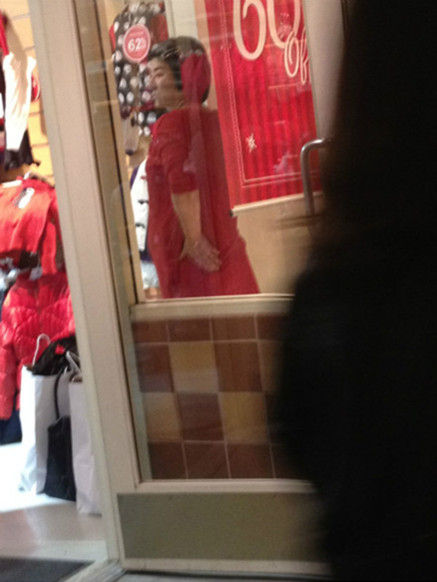 黄奕怀孕挺大肚在美国逛街