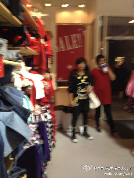 黄奕挺大肚买童装