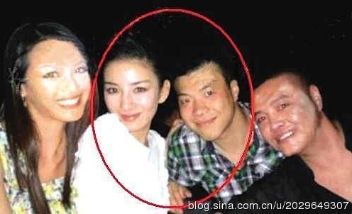 黄奕与疑似男友黄毅清合影