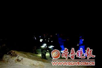 消防救援官兵和蓝天救援队搜救中。(图片由林楠消防救助站提供)