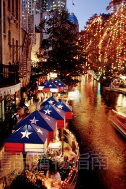 圣诞前夜圣安东尼奥的Riverwalk