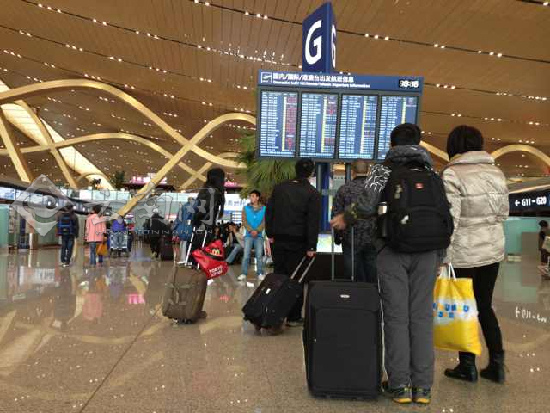 旅客到航空公司柜台了解信息，办理机票改签