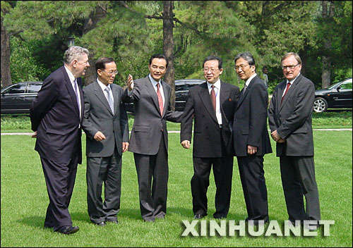 2004年6月23日,朝核问题第三轮六方会谈在北京钓鱼台国宾馆芳菲苑开幕。这是六方会谈中国代表团团长、外交部副部长王毅(左三)与俄罗斯代表团团长、外交部特使阿列克谢耶夫(右一),韩国代表团团长、外交通商部长官助理李秀赫(左二),朝鲜代表团团长、外务省副相金桂冠(右三),美国代表团团长、国务院助理国务卿凯利(左一),日本代表团团长、外务省亚大局局长薮中三十二(右二)在一起。