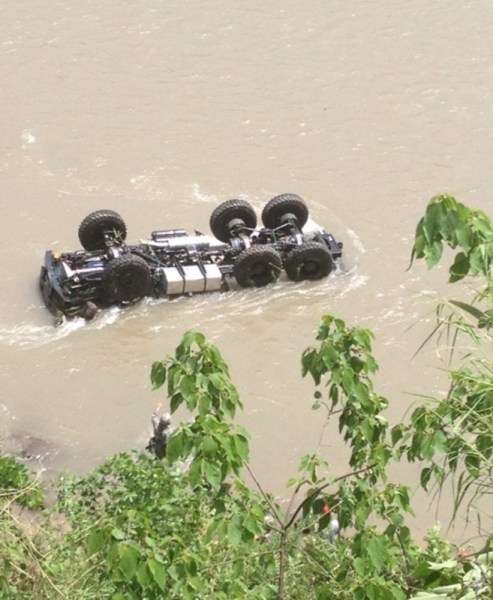 一辆满载战士的救援车辆翻下悬崖。