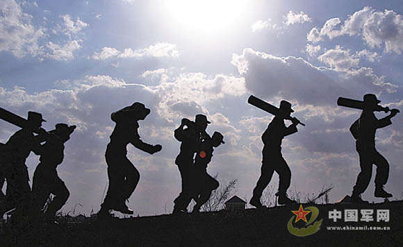 资料图：解放军负重训练，锤炼战斗意志。