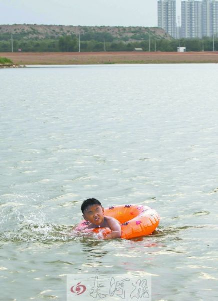 郑州龙湖，一个少年已经游进了危险的深水区。
