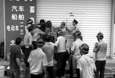 警方将犯罪嫌疑人制服（视频截图）。新华社发