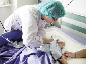 月月在环湖医院接受治疗