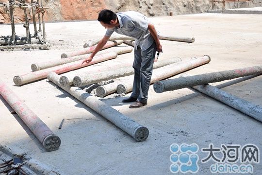 图为 被混凝土堵死的输送管道 吴彦飞 摄