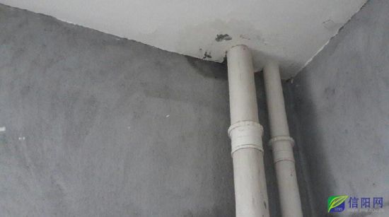 管道周围留下的渗水痕迹