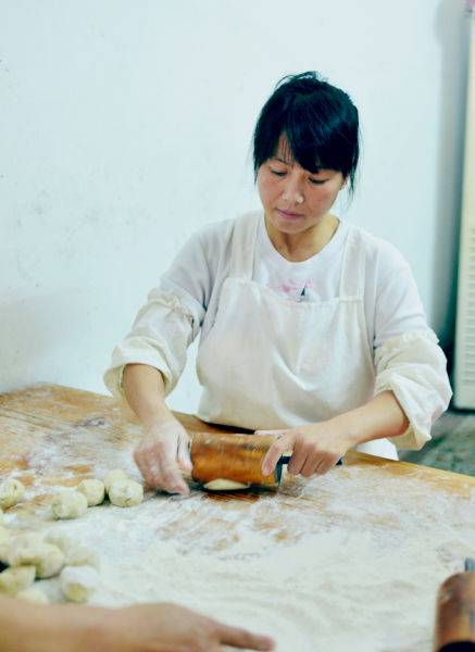 擀酥皮必须要反复叠压，这也是制作酥皮的一大诀窍 