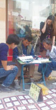 商丘“签名哥”摆摊帮人设计签名 月入近万元