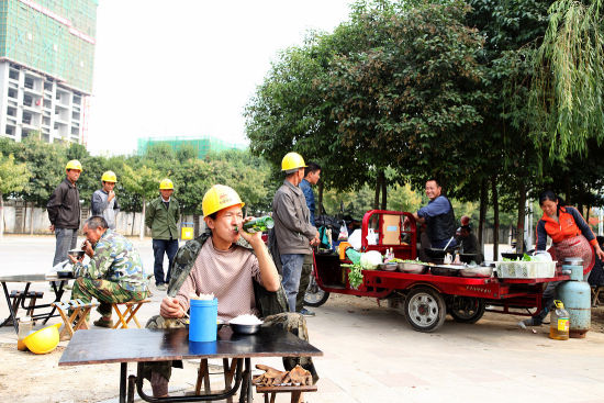 一碗米免除饥饿，一份菜满足口腹之欲，一瓶啤酒缓解忧愁