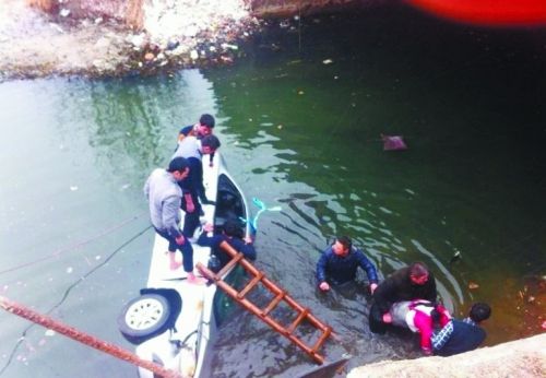 村民下水营救车内人员