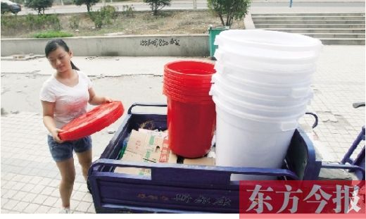 一家超市的工作人员在搬运塑料大桶。由于平顶山严重缺水导致市民大量购买塑料桶以储备水