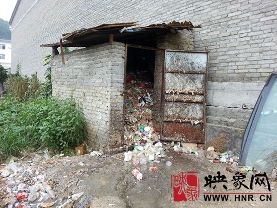 堆积的垃圾臭气熏天 吴彦飞摄