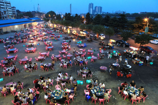 烧烤夜市，把酒话家常