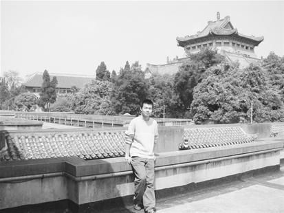 图为何梦源第一次读武大时留影