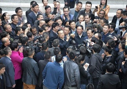 在义乌国际商贸城，李克强听取当地政府简政放权介绍，得知他们建设企业信用平台向社会提供服务，他赞许说，这就是事中事后监管，是政府应该做的。李克强询问商户们经营还有哪些困难，勉励他们开拓多元化国际市场。