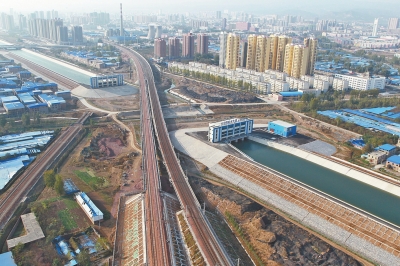 北上的丹江水，将极大地缓解我省城市用水紧张的现状。