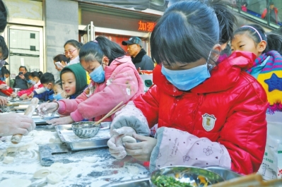 [开封]别看年龄小，积极性挺高。记者周斌摄影