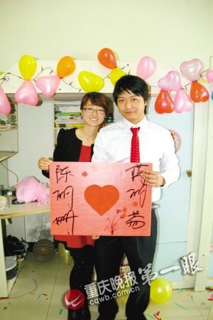 过完寒假大四学生成夫妻 租车补办校园婚礼