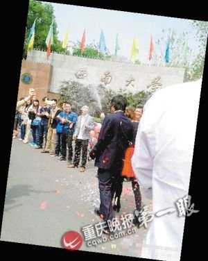 过完寒假大四学生成夫妻 租车补办校园婚礼