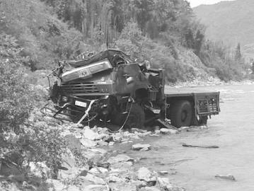 4月20日，成都军区一救灾车辆赴灾区途中坠崖,图为事故现场。新华社发