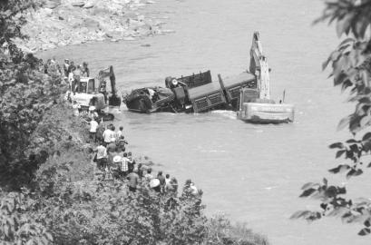 被打捞上岸的失事军车。