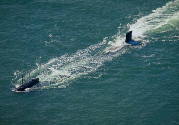 资料图：解放军海军核潜艇快速下潜。